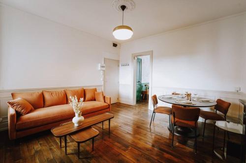 un salon avec un canapé et une table dans l'établissement Suite Ernest - 2 pers, à Charleville-Mézières