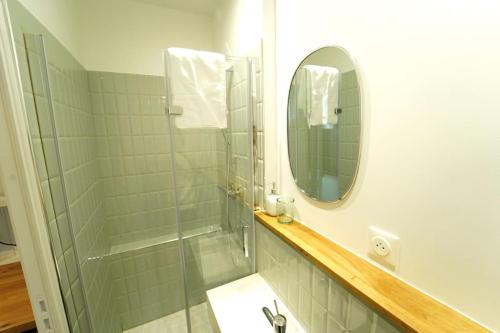 une salle de bain avec douche et miroir dans l'établissement Suite Ernest - 2 pers, à Charleville-Mézières