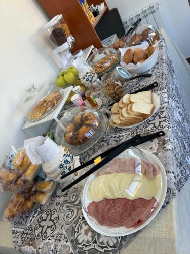 un tavolo apparecchiato con tanti tipi diversi di cibo di B&B Villa Achibea a Agrigento