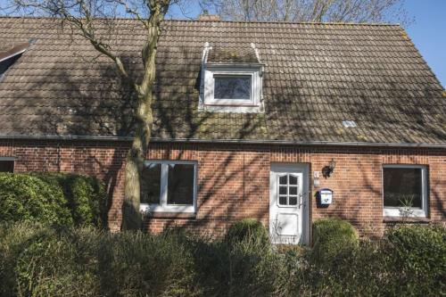 Casa de ladrillo con puerta blanca y ventanas en Hygge Hus - b46378 en Hemme