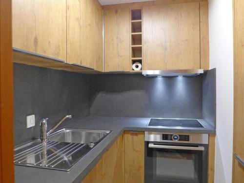 cocina con fregadero y fogones en Apartment Les Mischabels-2 by Interhome, en Crans-Montana