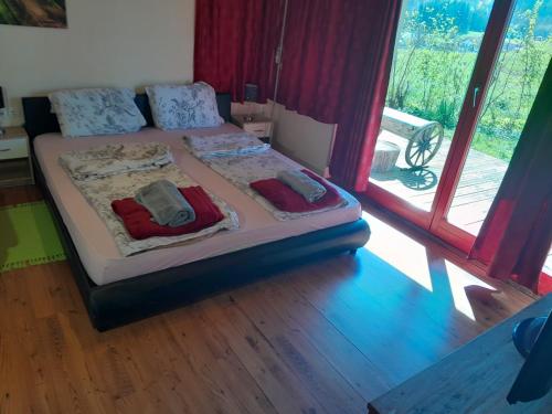 Ένα ή περισσότερα κρεβάτια σε δωμάτιο στο Tree house Ramona & Fairytale wooden house by Ljubljana