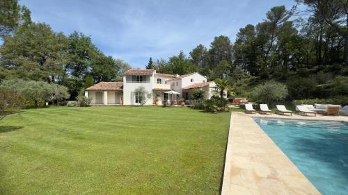 une maison avec une grande cour avec piscine dans l'établissement Belle Villa climatisée calme dans un domaine privé, à Peynier