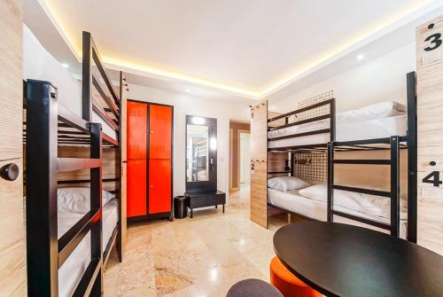 Cette chambre comprend 4 lits superposés et une table. dans l'établissement Manu Startup House, à Istanbul