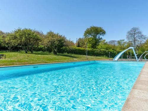 Bazén v ubytování Apartment Bratko - 300m from the sea by Interhome nebo v jeho okolí