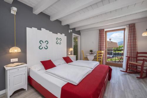 a bedroom with a large bed and a table and chairs at Horse House in Romallo