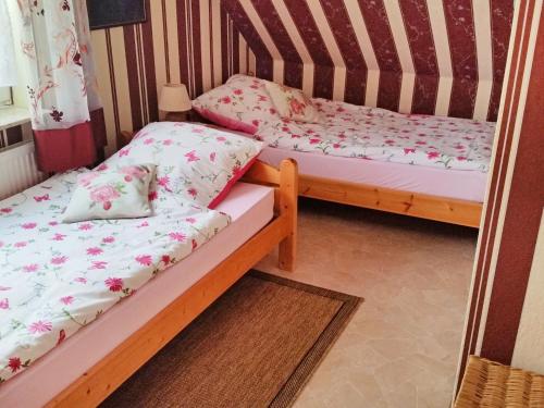 Duas camas individuais num quarto com um espelho. em Apartment Daija by Interhome em Pewsum
