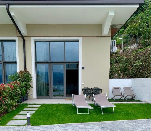 een huis met 2 stoelen en een patio bij Panorama Loft Apartments in Stresa