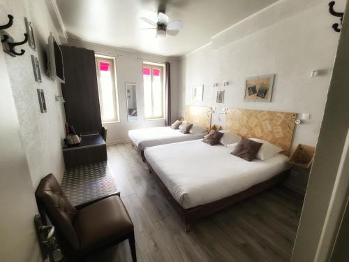Ένα ή περισσότερα κρεβάτια σε δωμάτιο στο Hôtel Mille et une Feuilles