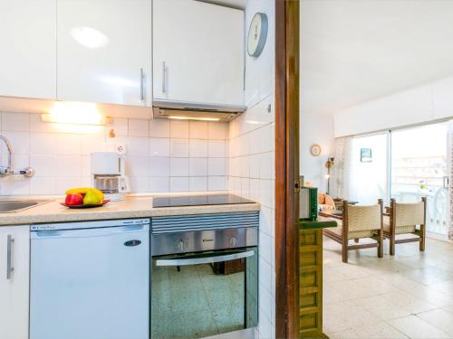 Kuchyň nebo kuchyňský kout v ubytování Apartment Roses Holiday Center-19 by Interhome
