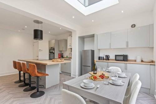 Η κουζίνα ή μικρή κουζίνα στο Beautiful House - Sleeps up to 7 - Free Parking, Fast Wifi and Smart TV by Yoko Property
