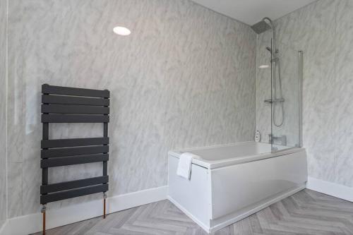 Ένα μπάνιο στο Beautiful House - Sleeps up to 7 - Free Parking, Fast Wifi and Smart TV by Yoko Property