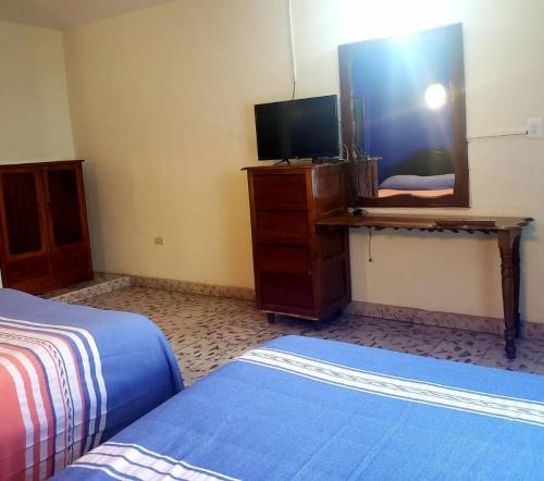 1 dormitorio con espejo, 1 cama y vestidor en hotel playa del carmen en Playa del Carmen