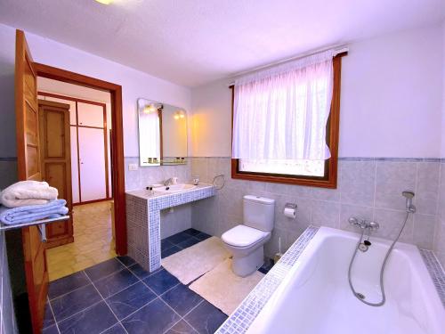 ein Badezimmer mit Badewanne, Toilette und Waschbecken in der Unterkunft Tropicalidays Atlantic Hideaway Costa del Silencio in Costa Del Silencio