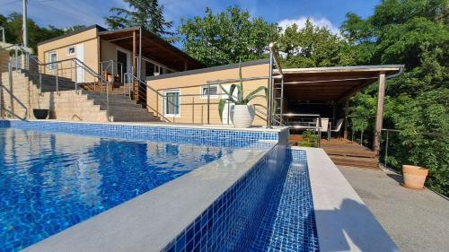 Bazén v ubytování BooRA glamp experience & Heated infinity pool nebo v jeho okolí