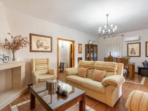 巴亞納的住宿－Holiday Home Villa San Vicente by Interhome，客厅配有沙发和桌子