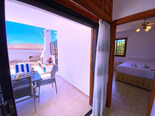 ein Zimmer mit einem Schreibtisch und einem Bett und einem Fenster in der Unterkunft Tropicalidays Atlantic Hideaway Costa del Silencio in Costa Del Silencio