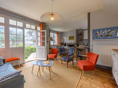 un salon avec un canapé, des chaises et une table dans l'établissement Holiday Home L'Oustalet by Interhome, à Carnac