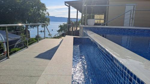 Bazén v ubytování BooRA glamp experience & Heated infinity pool nebo v jeho okolí