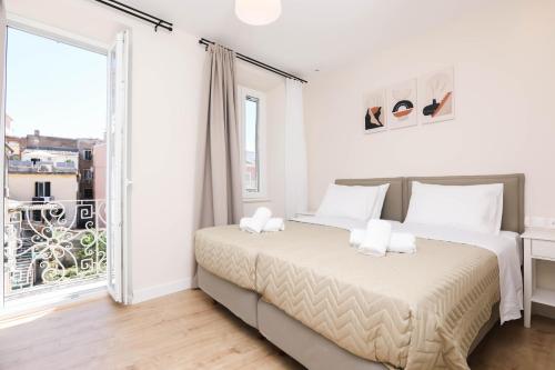 um quarto com 2 camas e uma grande janela em Patras Luxury Apartment em Corfu Town