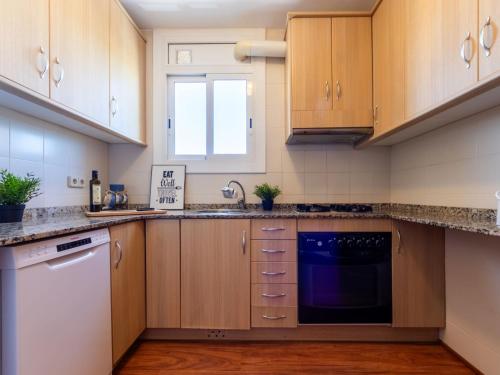 Η κουζίνα ή μικρή κουζίνα στο Apartment Garbi by Interhome