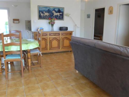 un salon avec un canapé et une table dans l'établissement Holiday Home Bosquet aux Ecureuils by Interhome, à Capbreton