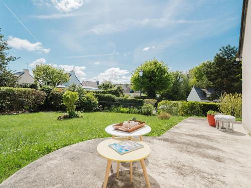 une table avec un jouet dessus dans une cour dans l'établissement Holiday Home La Villa Marie by Interhome, à Dinard