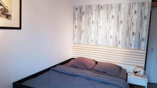 une petite chambre avec un lit et une fenêtre dans l'établissement Le 122 aux Batignolles, à Paris