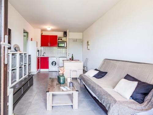 un salon avec un canapé et une table dans l'établissement Apartment La Cour du Moulin-3 by Interhome, à Houlgate