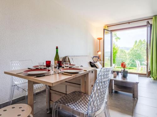 une salle à manger avec une table et des chaises en bois dans l'établissement Apartment La Cour du Moulin-3 by Interhome, à Houlgate