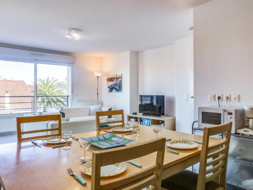 une salle à manger et un salon avec une table et des chaises dans l'établissement Apartment Cap Key Largo by Interhome, à Capbreton