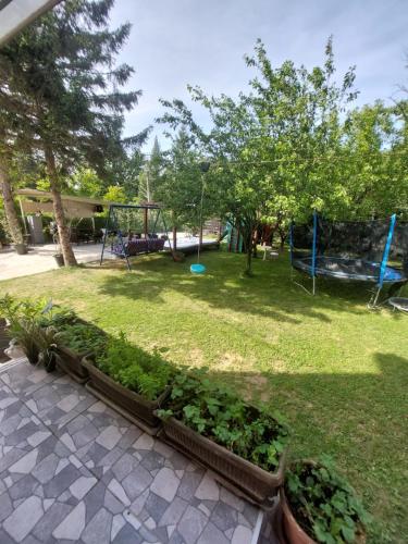 Κήπος έξω από το Sumska Vila Lisovic