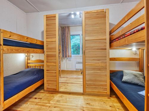 Cette chambre comprend 2 lits superposés et un couloir. dans l'établissement Holiday Home La Chanterelle by Interhome, à Lacanau