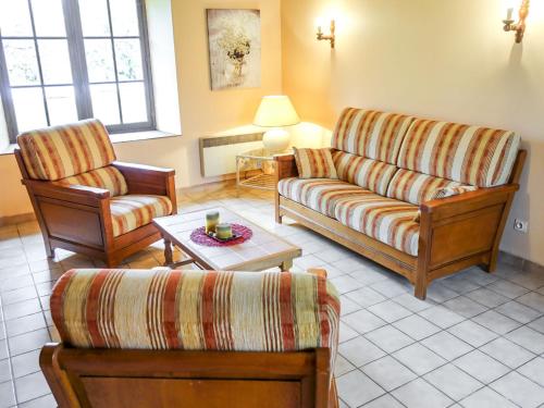 un salon avec deux canapés et une table basse dans l'établissement Holiday Home Le Champ du Lac by Interhome, à Salviac