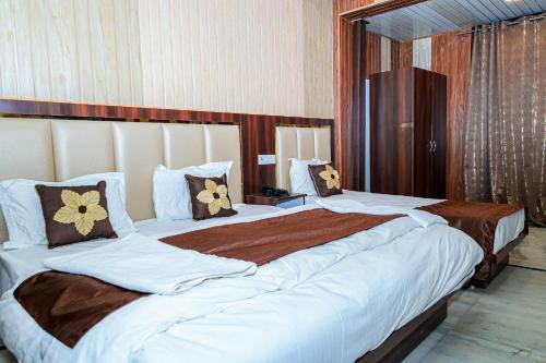 - une chambre avec 2 grands lits et des oreillers dans l'établissement Akash Wani Home Stay, à Rishikesh