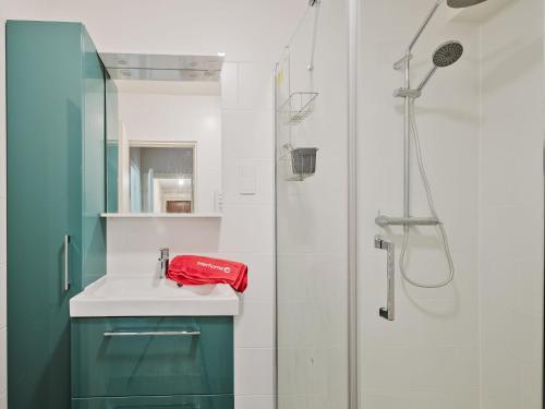 une salle de bain avec un lavabo et une douche dans l'établissement Apartment Le Victor Hugo by Interhome, à Dinard