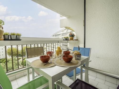 - une table sur un balcon avec deux tasses dans l'établissement Studio Ulysse Plage-5 by Interhome, à La Grande Motte