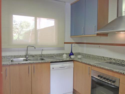 Køkken eller tekøkken på Holiday Home Rosa by Interhome