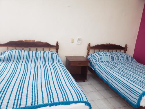 dos camas sentadas una al lado de la otra en un dormitorio en hotel playa del carmen en Playa del Carmen