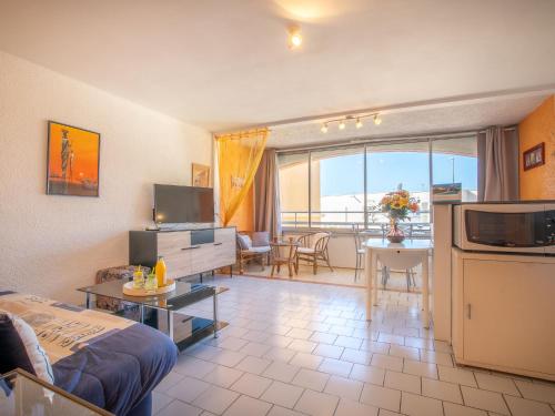ein Wohnzimmer mit einer Küche und einem Esszimmer in der Unterkunft Apartment Le Florid-3 by Interhome in Cap d'Agde