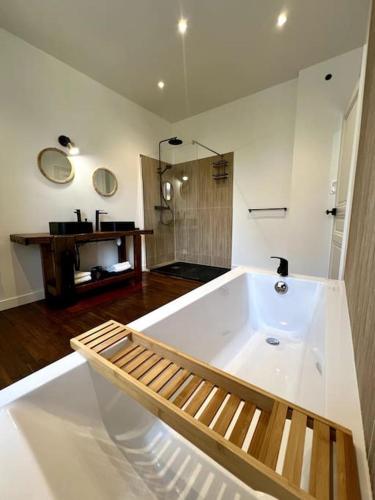 - une grande baignoire blanche dans la chambre dans l'établissement Villa Eden - 9 pers, à Charleville-Mézières