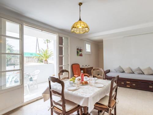 - une salle à manger avec une table, des chaises et un lit dans l'établissement Apartment Super Plage-2 by Interhome, à Saint-Cyr-sur-Mer