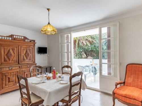 une salle à manger avec une table et des chaises et une fenêtre dans l'établissement Apartment Super Plage-2 by Interhome, à Saint-Cyr-sur-Mer