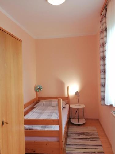 une chambre avec un lit superposé et une fenêtre dans l'établissement HAUS RUSSOLD - FEWO11 mit Balkon in entspannter Atmosphäre - GRÜNER SEE, à Oberort