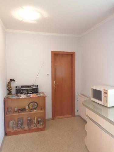 Cuisine ou kitchenette dans l'établissement HAUS RUSSOLD - FEWO11 mit Balkon in entspannter Atmosphäre - GRÜNER SEE