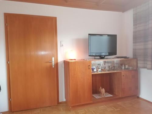Cuisine ou kitchenette dans l'établissement HAUS RUSSOLD - FEWO11 mit Balkon in entspannter Atmosphäre - GRÜNER SEE