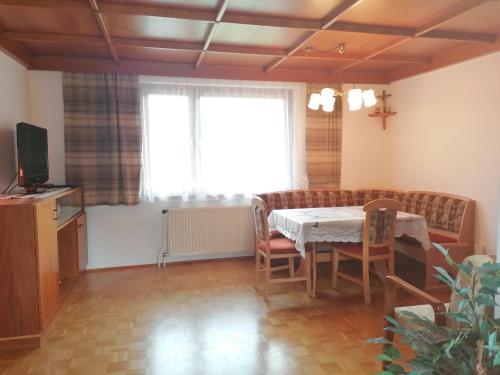 TV a/nebo společenská místnost v ubytování HAUS RUSSOLD - FEWO11 mit Balkon in entspannter Atmosphäre - GRÜNER SEE