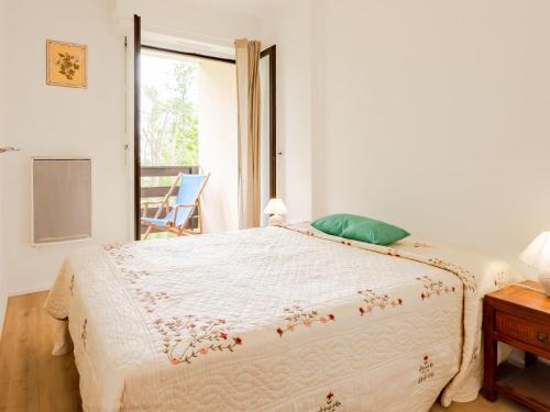 - une chambre dotée d'un lit avec un oreiller vert dans l'établissement Apartment Le Sporting-16 by Interhome, à Cabourg