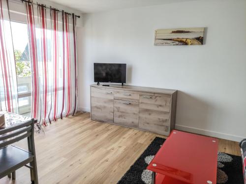 un salon avec une télévision sur une commode dans l'établissement Apartment Saint Michel by Interhome, à Saint-Malo