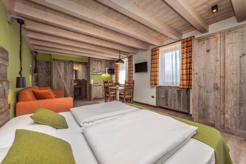 ein Schlafzimmer mit einem Bett und ein Wohnzimmer in der Unterkunft Horse House in Romallo